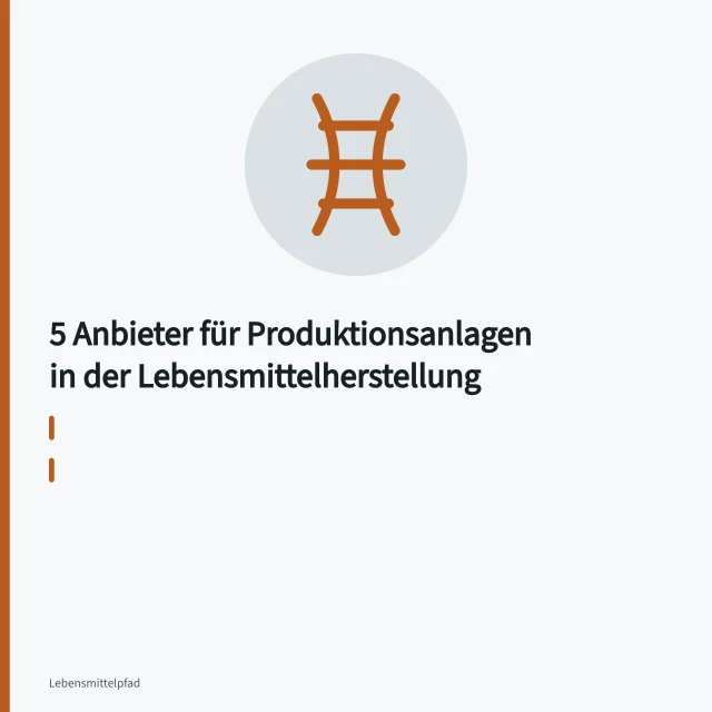 Abfüllanlage befüllt Flaschen auf Förderband in Lebensmittelproduktion. 5 Anbieter für Produktionsanlagen in der Lebensmittelherstellung